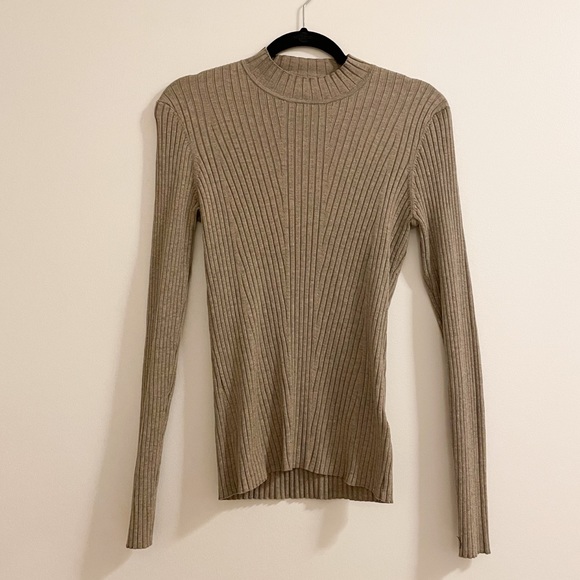 H&M Turtleneck - Picture 1 of 3